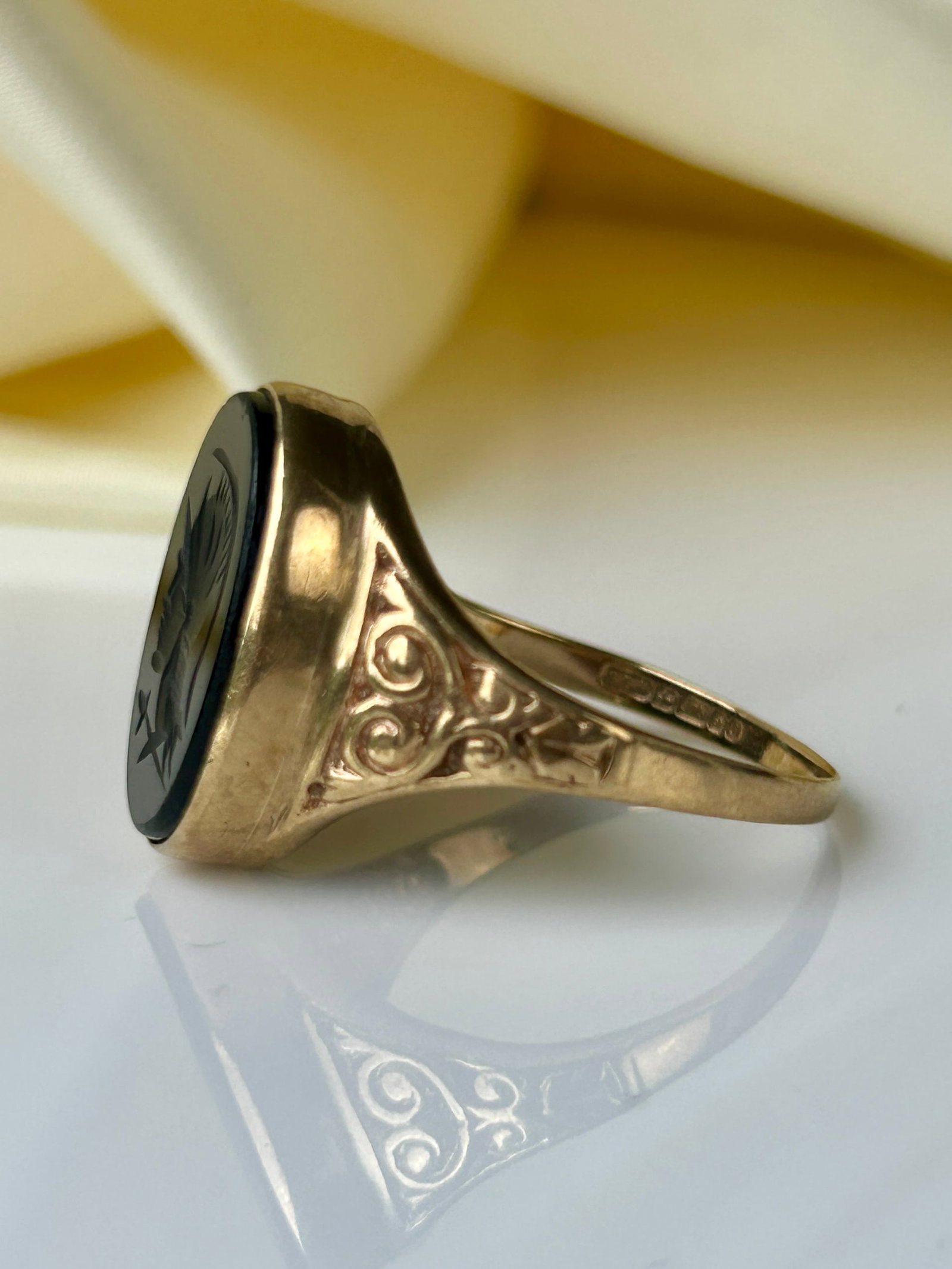 Vintage Carved Onyx Roman Intaglio Ring in 9ct Gold - 3