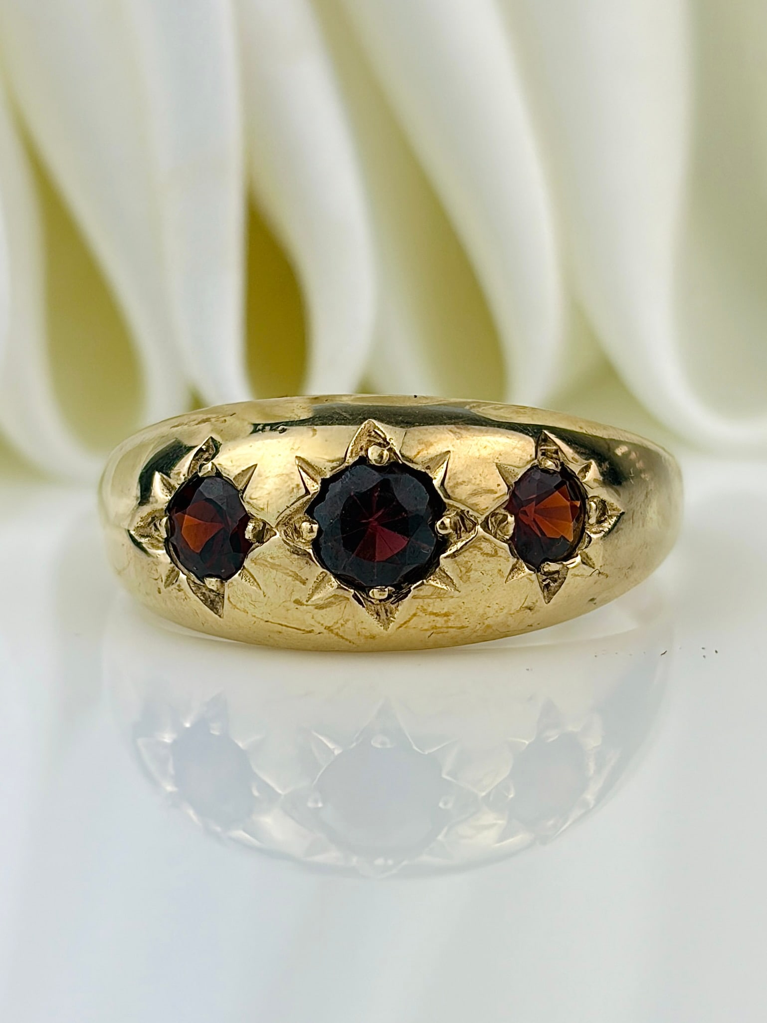 EXTRA LARGE SIZE GARNET THREE STONE STAR RING IN 9CT YELLOW GOLD (1 of 9)