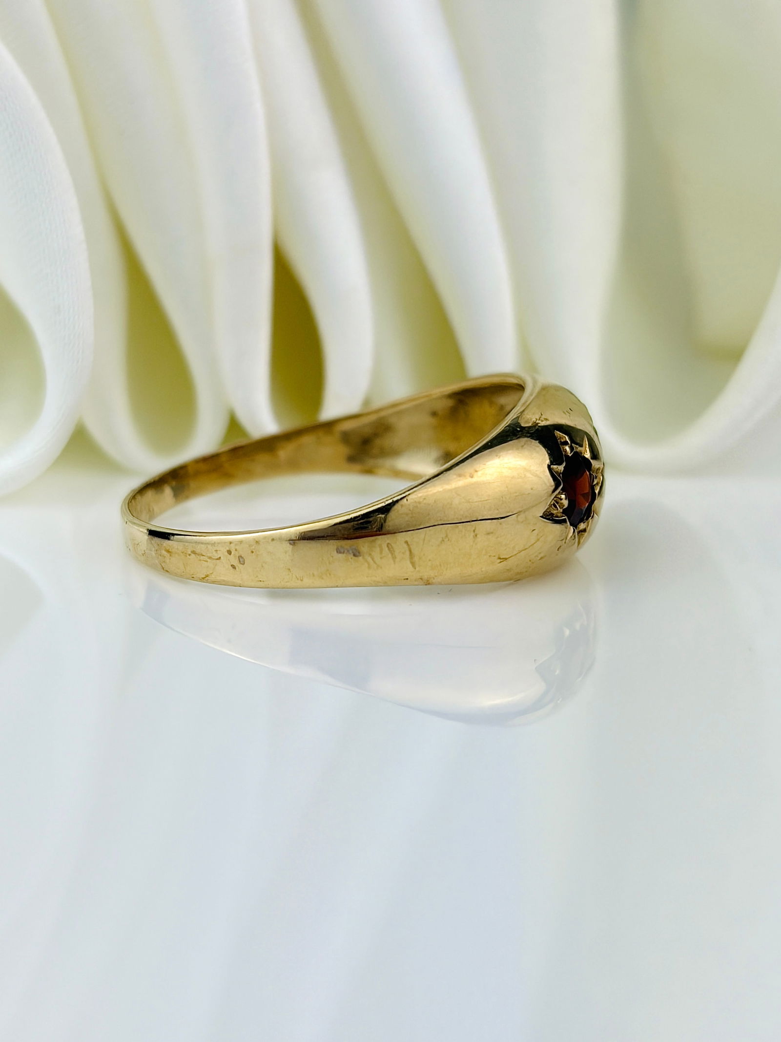 EXTRA LARGE SIZE GARNET THREE STONE STAR RING IN 9CT YELLOW GOLD - 2