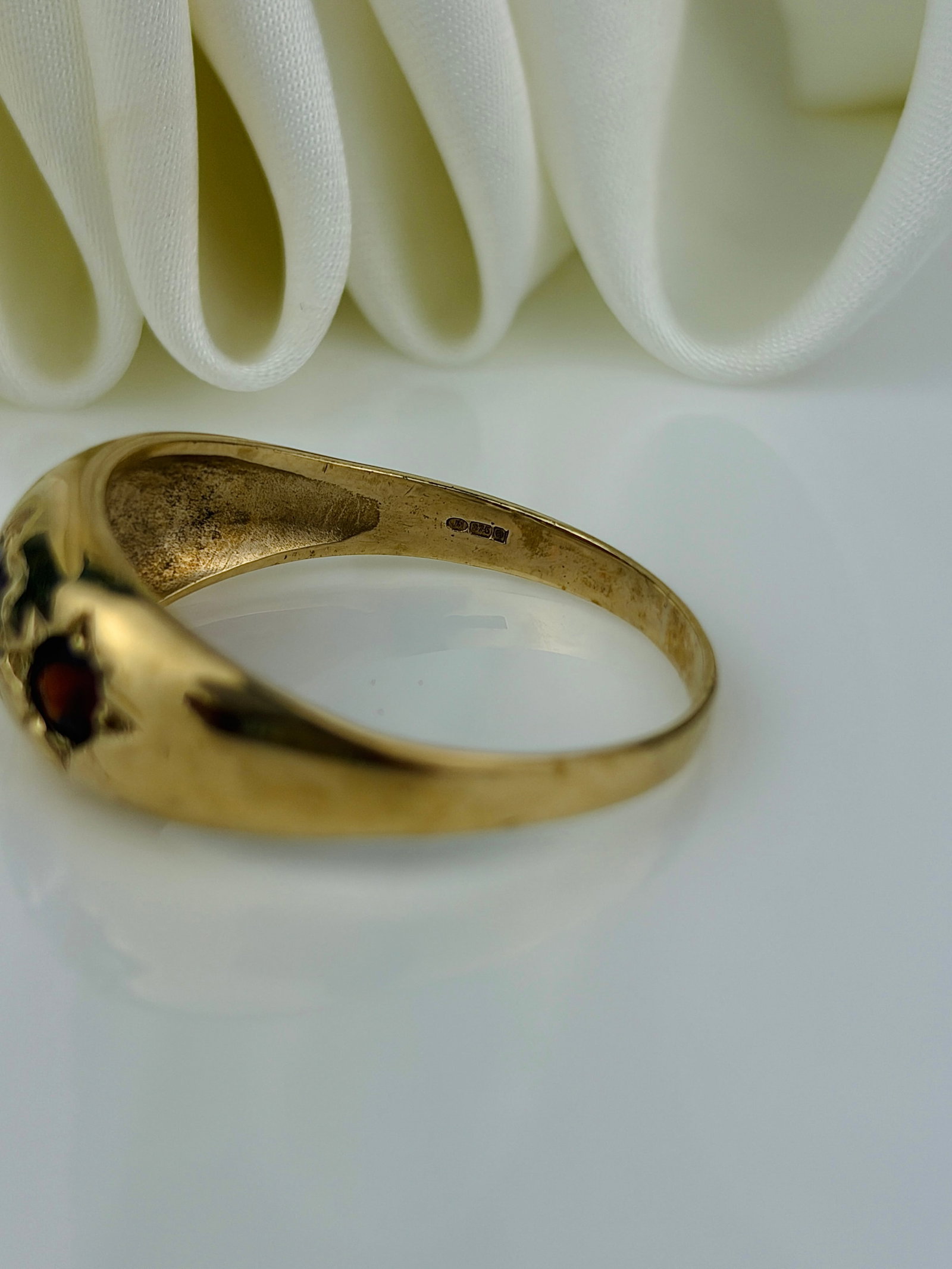 EXTRA LARGE SIZE GARNET THREE STONE STAR RING IN 9CT YELLOW GOLD - 4