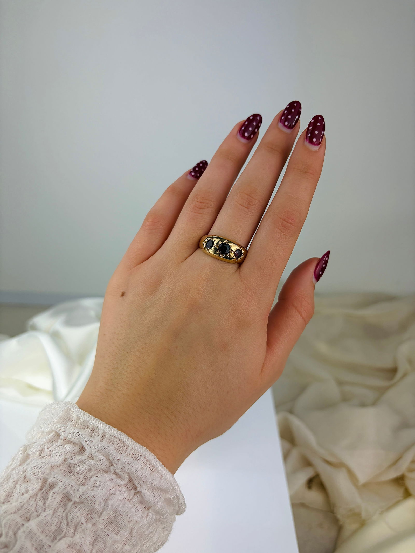 EXTRA LARGE SIZE GARNET THREE STONE STAR RING IN 9CT YELLOW GOLD - 7