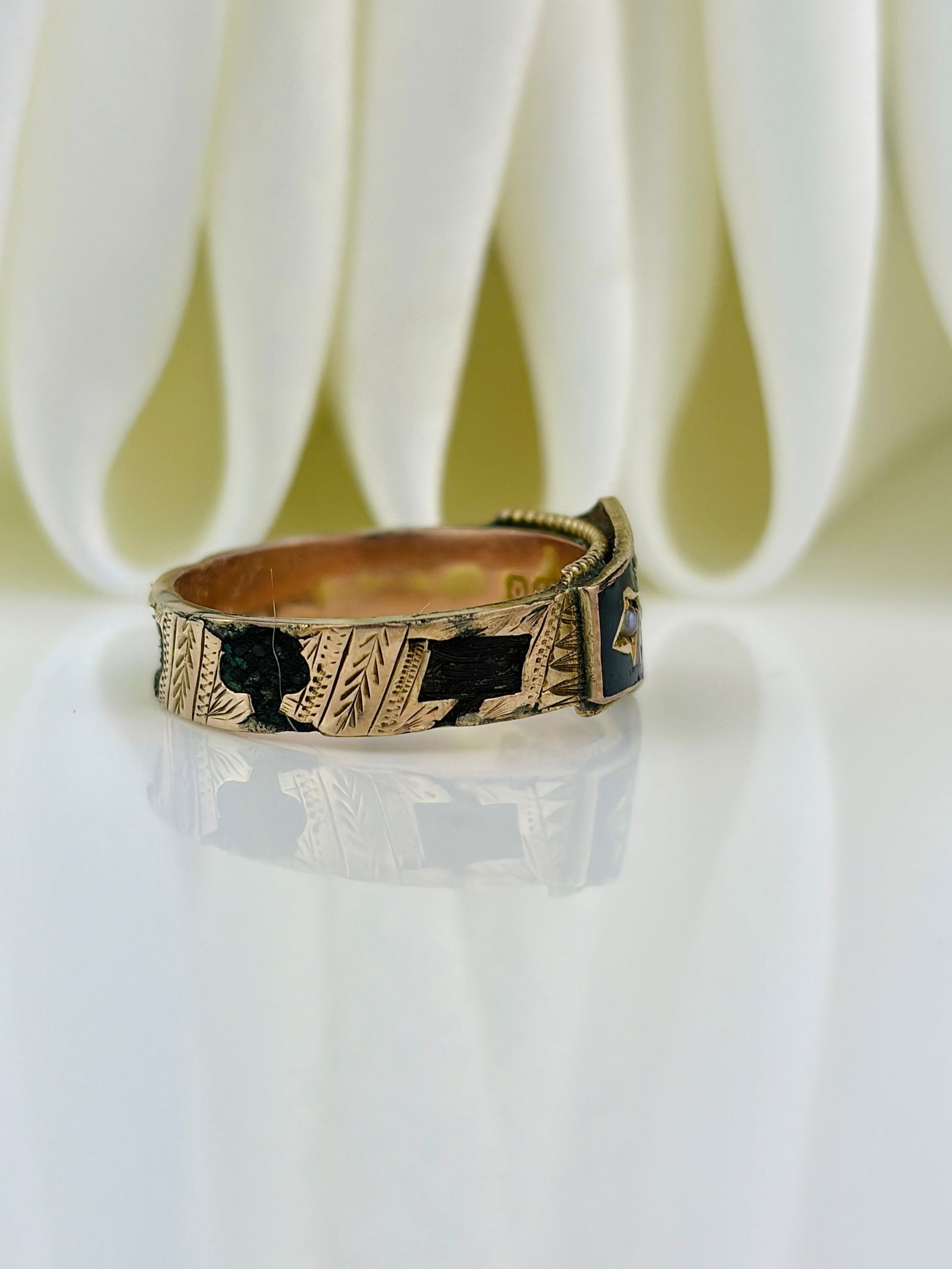 HEAVY 18CT YELLOW GOLD BLACK ENAMEL AND PEARL MOURNING BAND RING - 2