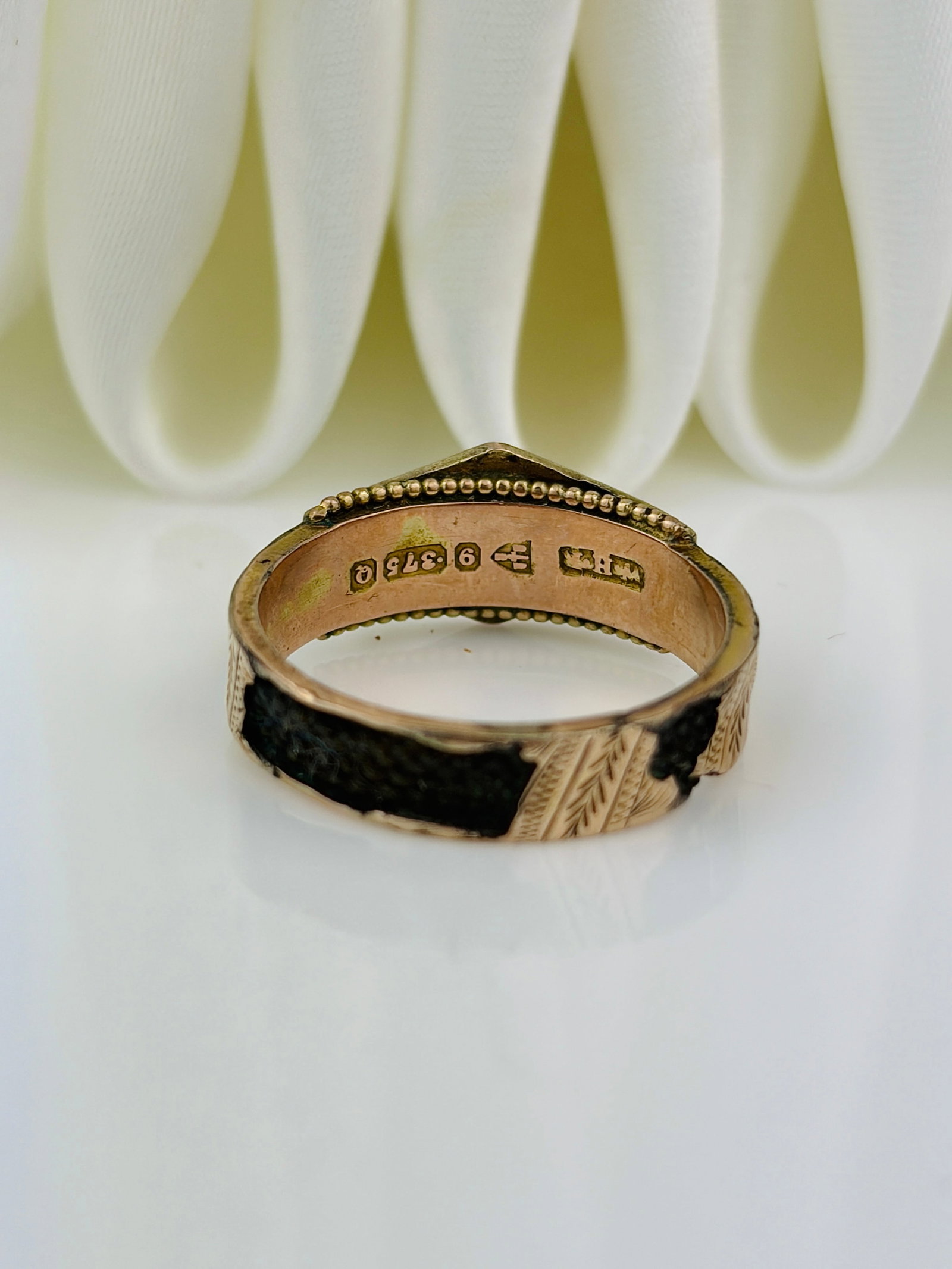 HEAVY 18CT YELLOW GOLD BLACK ENAMEL AND PEARL MOURNING BAND RING - 3