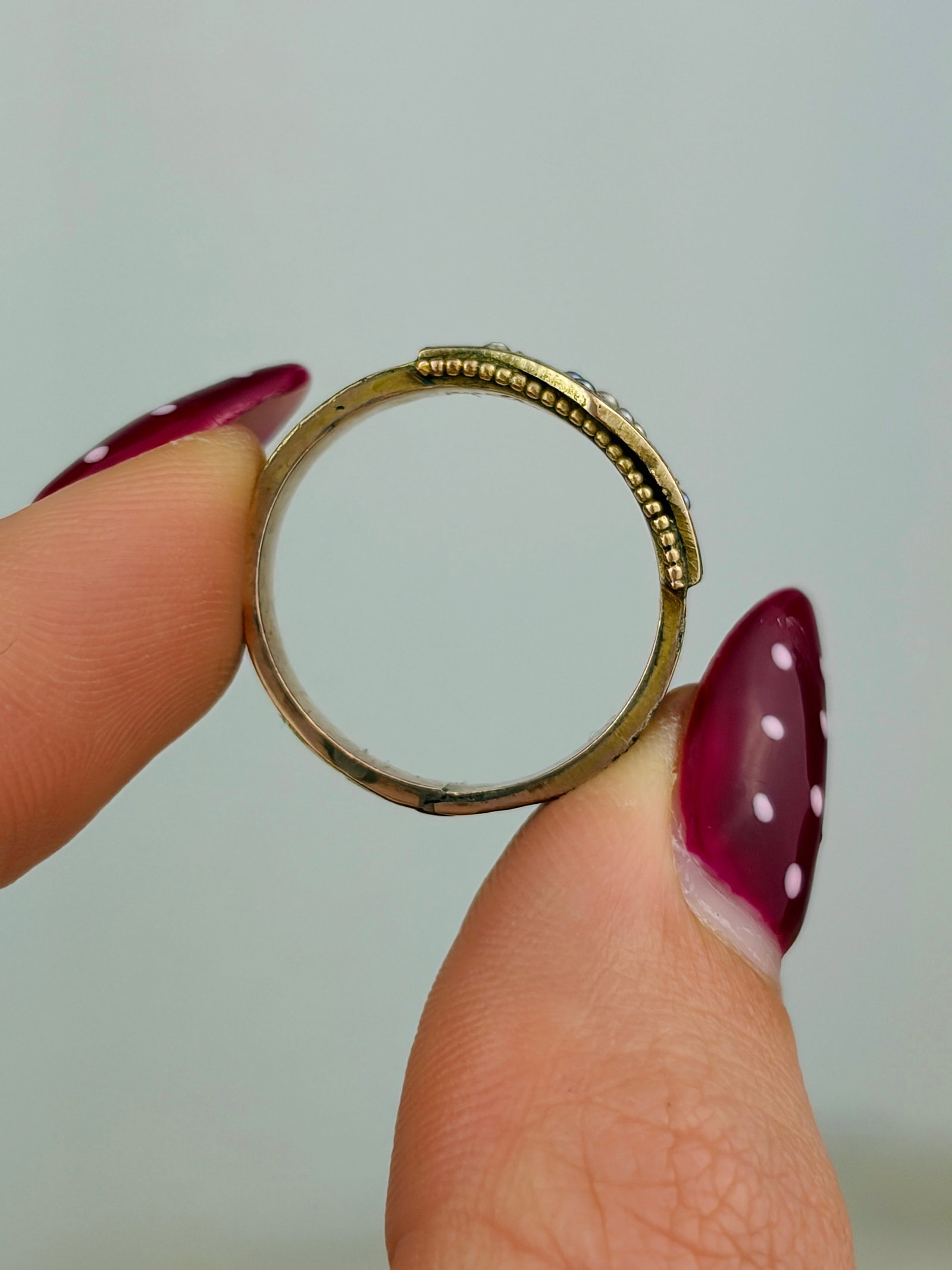 HEAVY 18CT YELLOW GOLD BLACK ENAMEL AND PEARL MOURNING BAND RING - 5