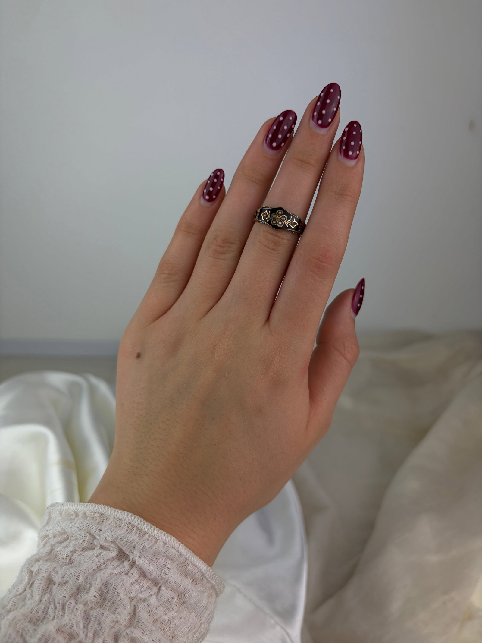 HEAVY 18CT YELLOW GOLD BLACK ENAMEL AND PEARL MOURNING BAND RING - 6