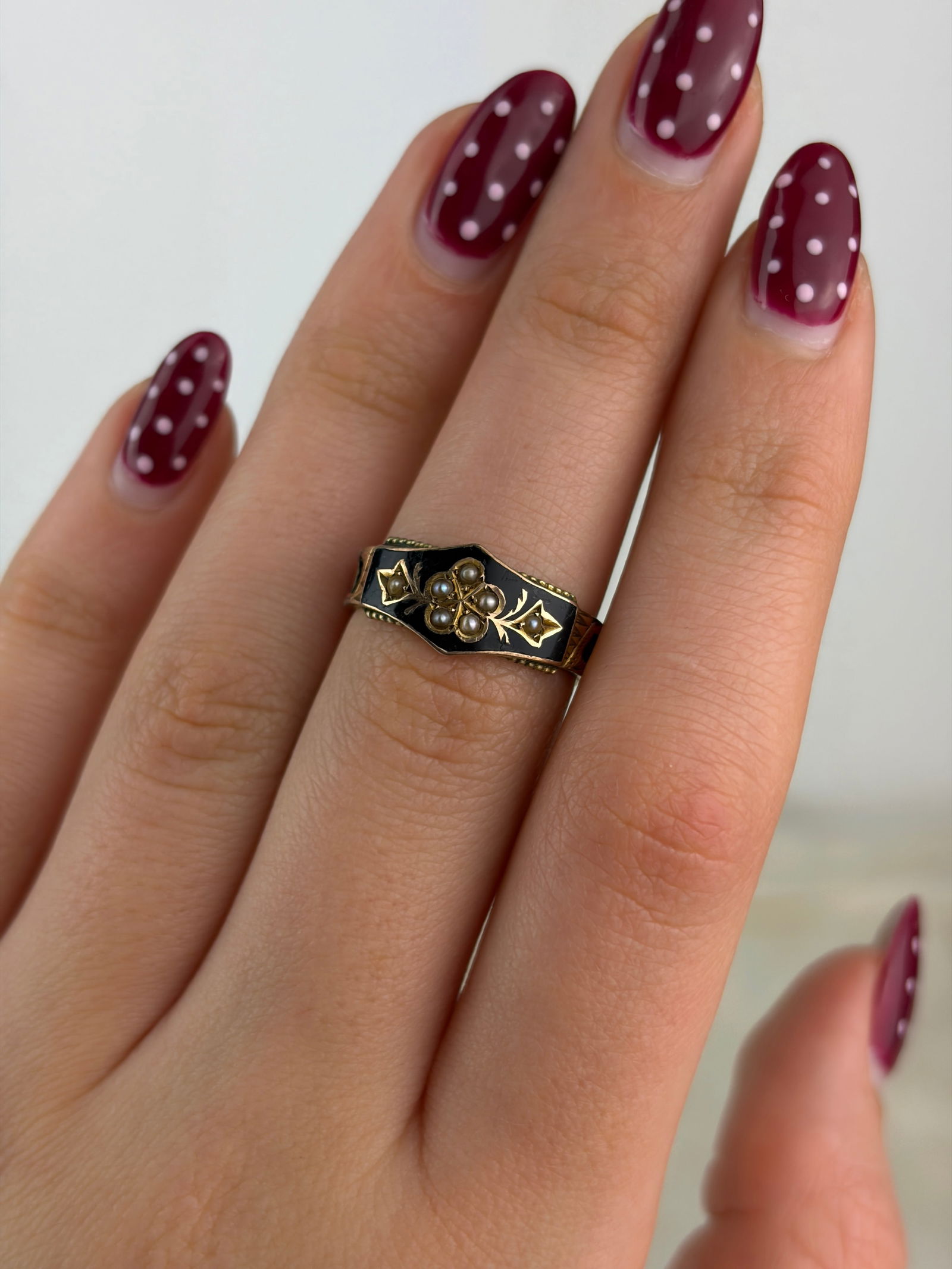 HEAVY 18CT YELLOW GOLD BLACK ENAMEL AND PEARL MOURNING BAND RING - 7