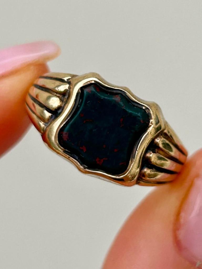 Chunky 9ct Gold Bloodstone Signet Ring (1 of 6)