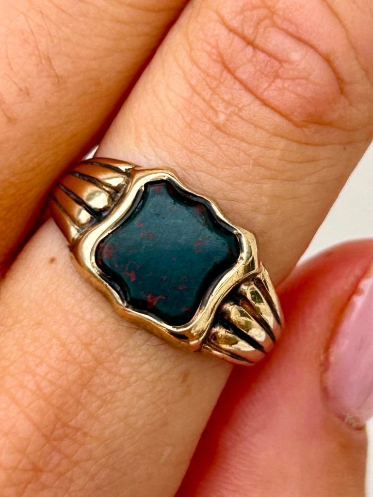 Chunky 9ct Gold Bloodstone Signet Ring - 2