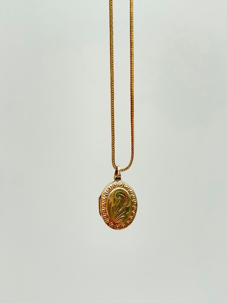 Chunky 18ct yellow gold chain and 9ct gold locket pendant - 4