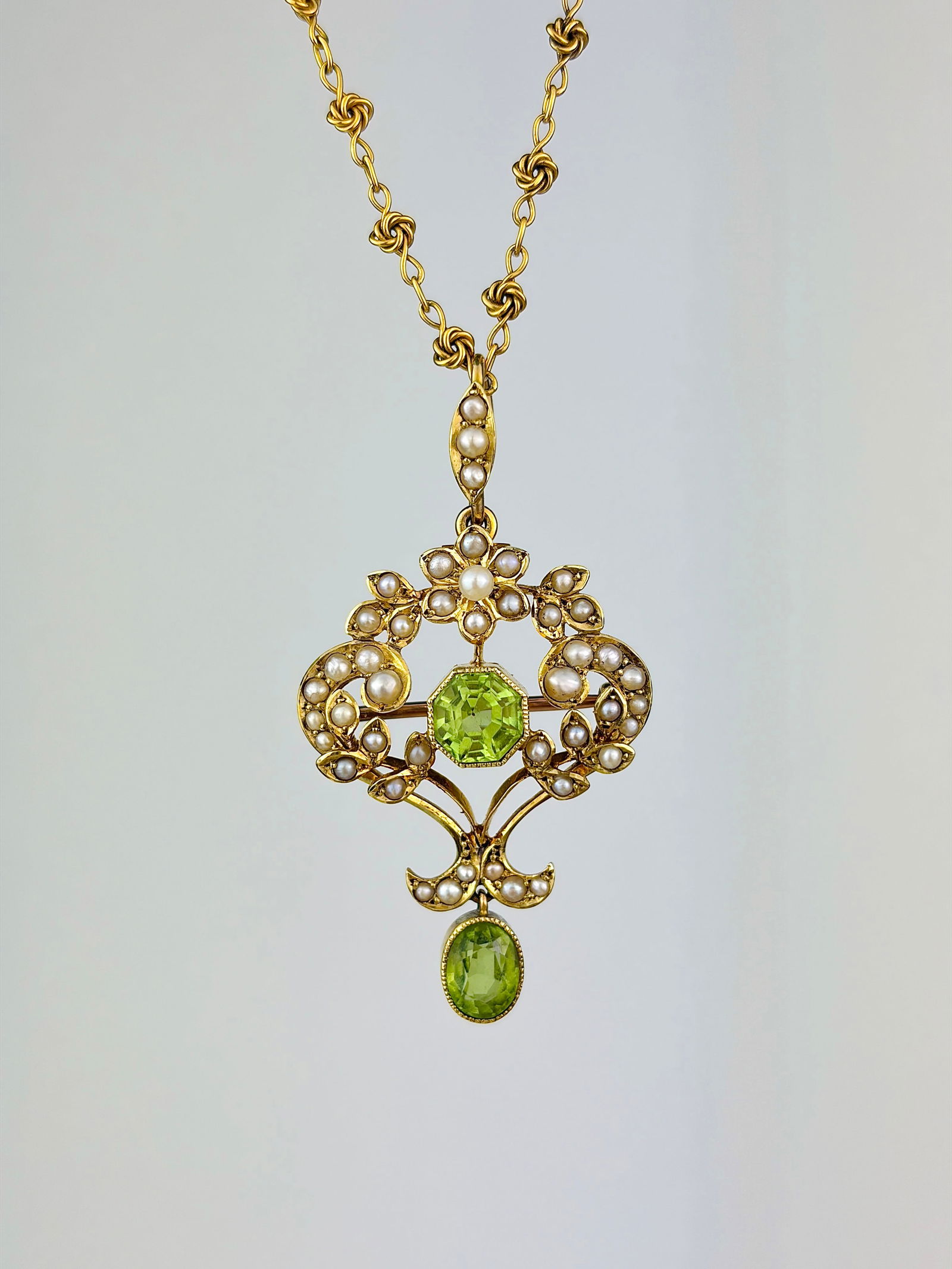 Antique 15ct Yellow Gold Peridot and Pearl Pendant on Chain in Antique Box - 2