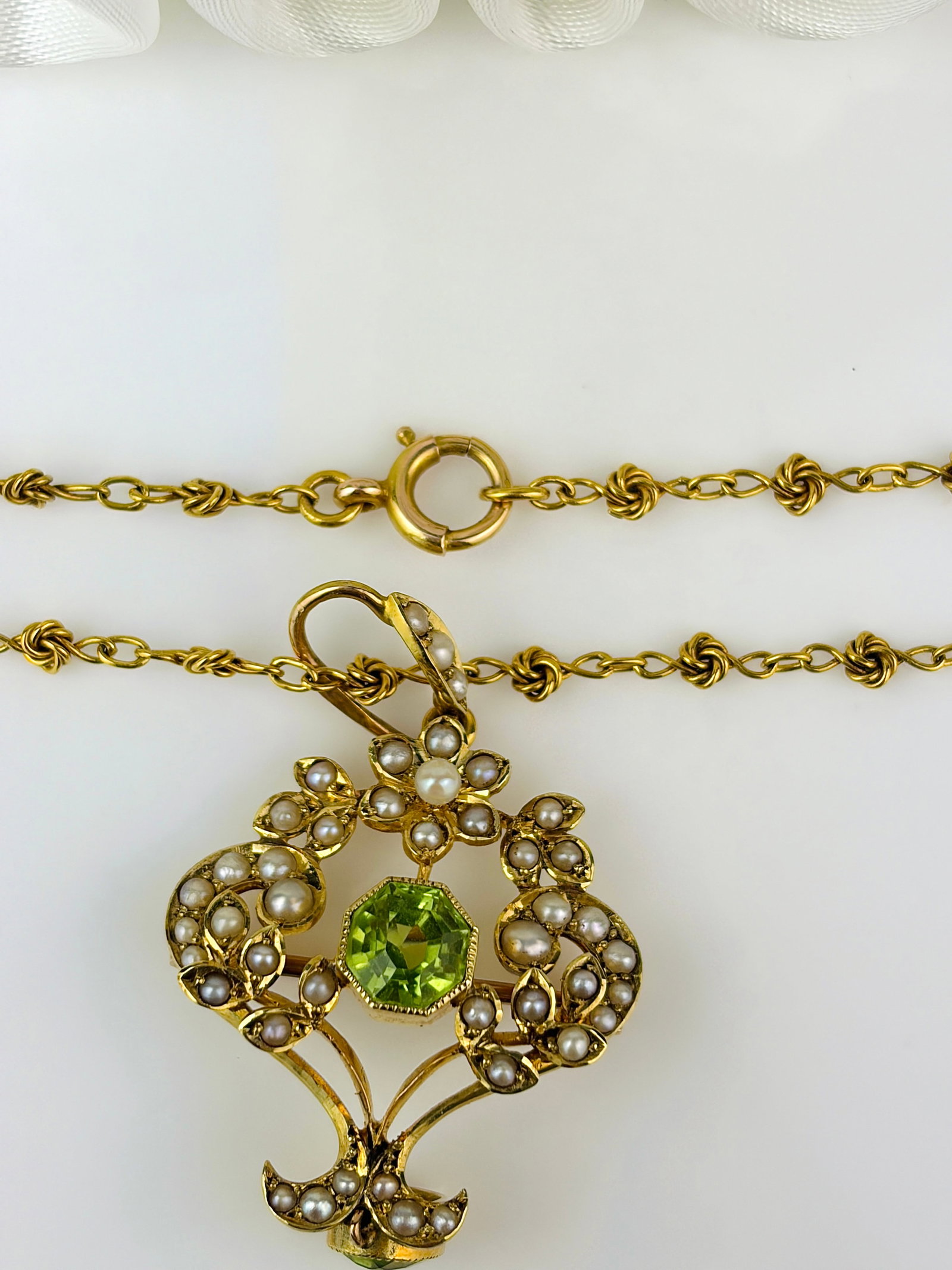 Antique 15ct Yellow Gold Peridot and Pearl Pendant on Chain in Antique Box - 4