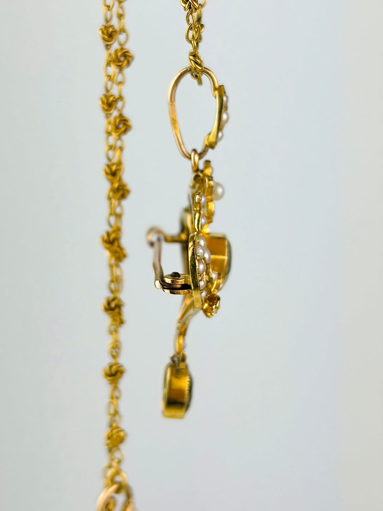 Antique 15ct Yellow Gold Peridot and Pearl Pendant on Chain in Antique Box - 7