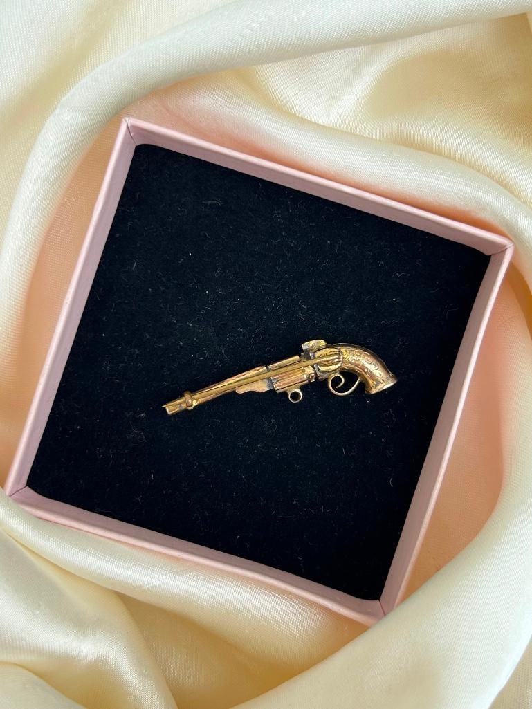 Antique 9ct gold Victorian era gun brooch with gun set handle - 3