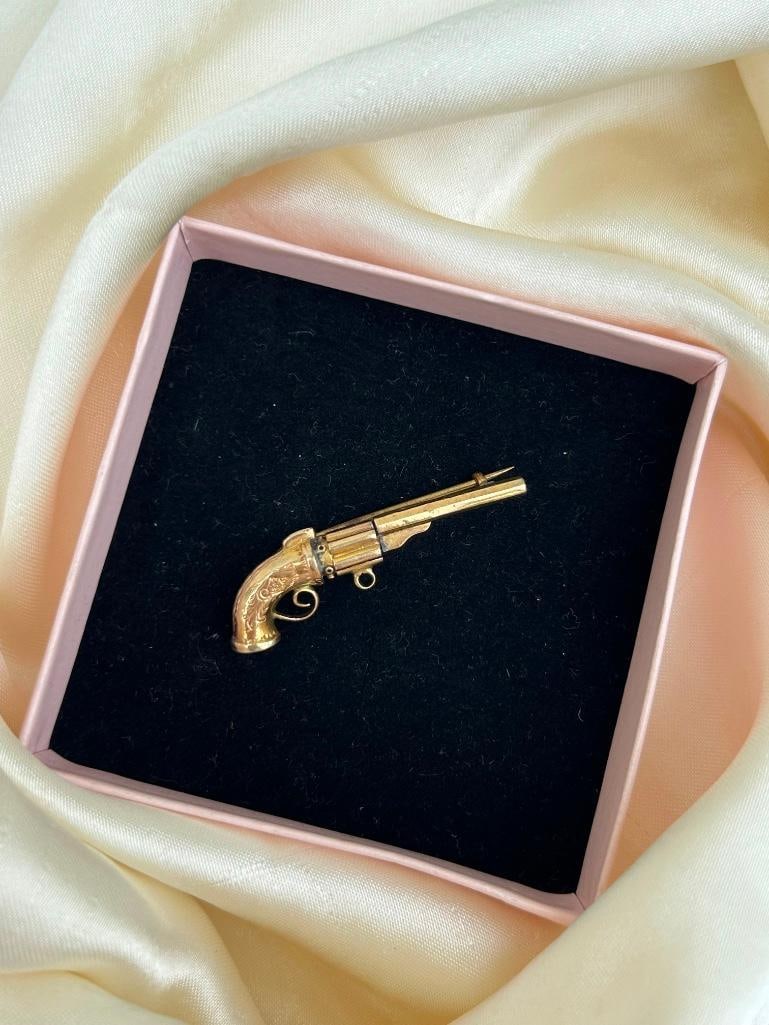 Antique 9ct gold Victorian era gun brooch with gun set handle - 4