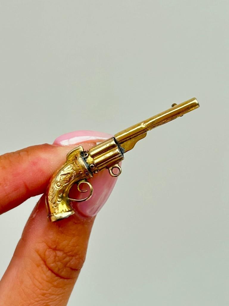 Antique 9ct gold Victorian era gun brooch with gun set handle - 7