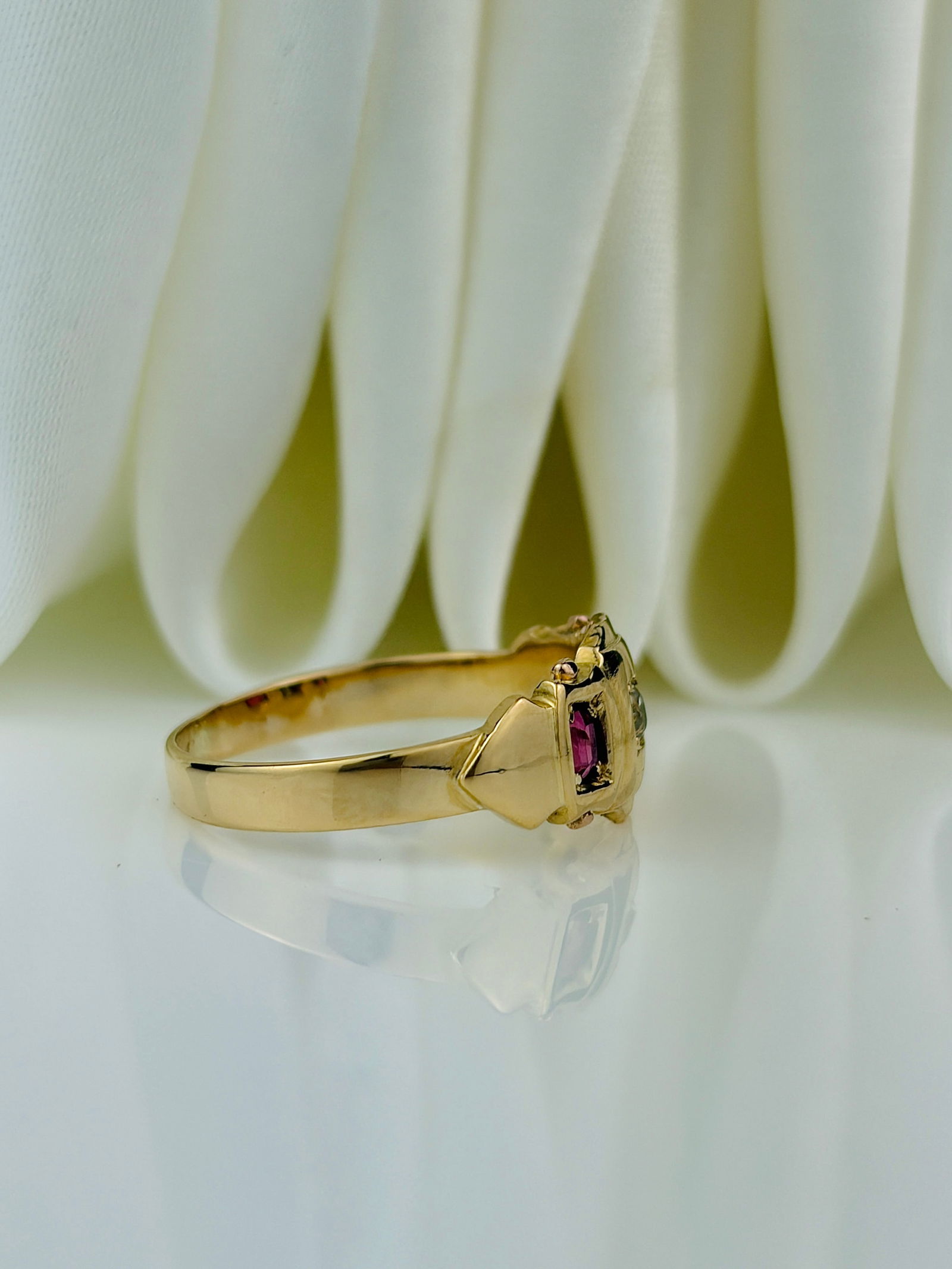 CHUNKY 18CT YELLOW GOLD RUBY AND DIAMOND 3 STONE RING - 2