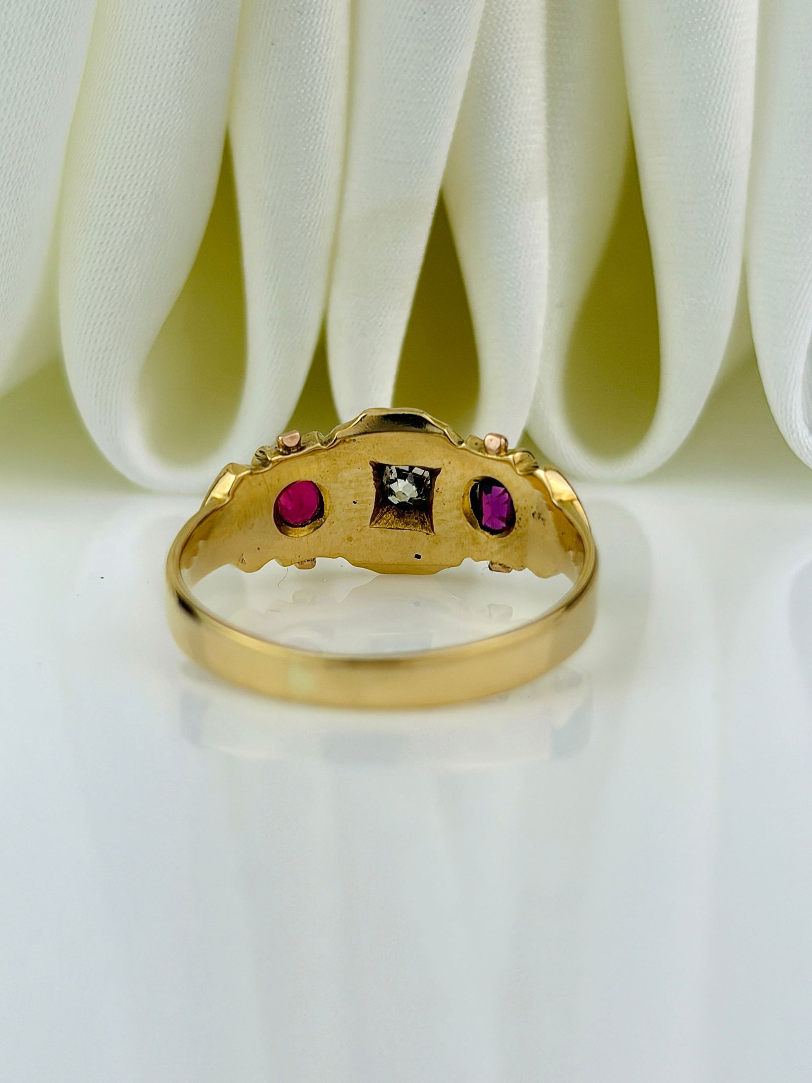 CHUNKY 18CT YELLOW GOLD RUBY AND DIAMOND 3 STONE RING - 3
