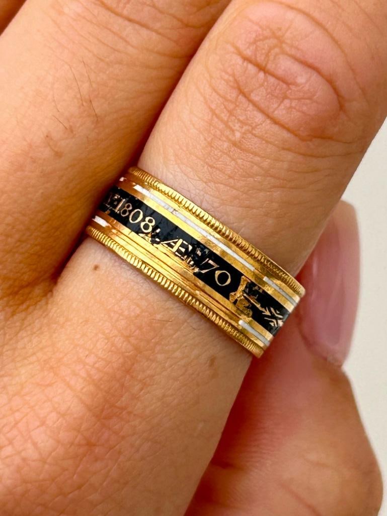 Antique Black and White Enamel 18ct Yellow Gold in Memory Of Mourning Band Ring - 3