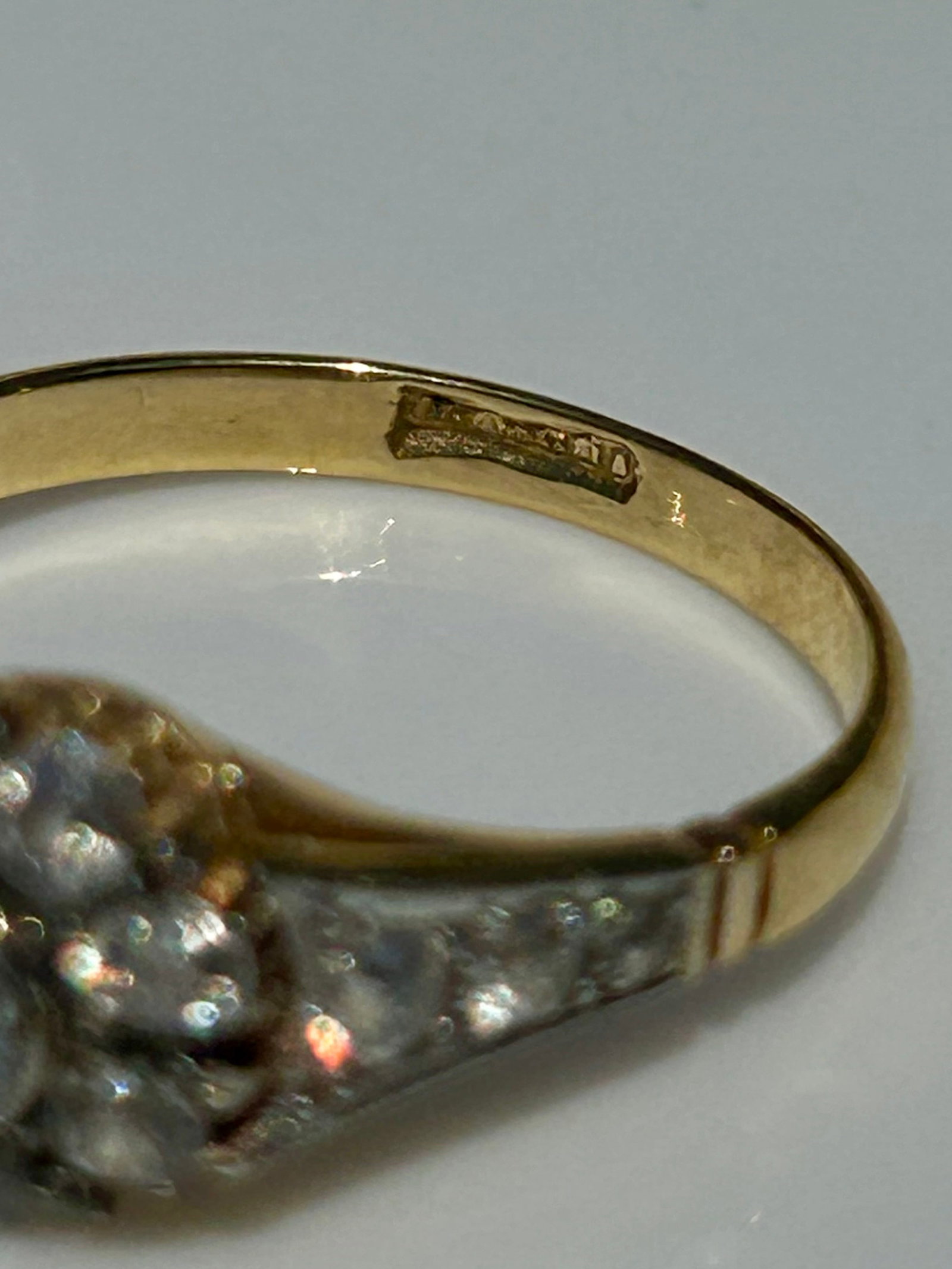 18ct Yellow Gold Diamond Cluster Ring With Diamond Shoulders - 5