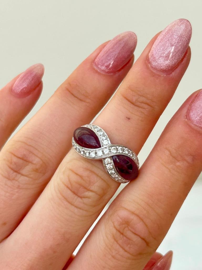 Outstanding Cabochon Garnet and Diamond 18ct White Gold Ring - 2