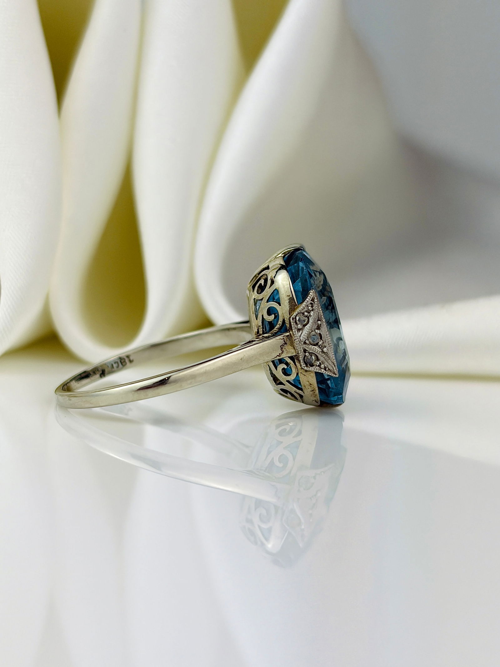 ART DECO ERA BLUE SPINEL AND DIAMOND COCKTAIL RING IN 18CT WHITE GOLD - 2