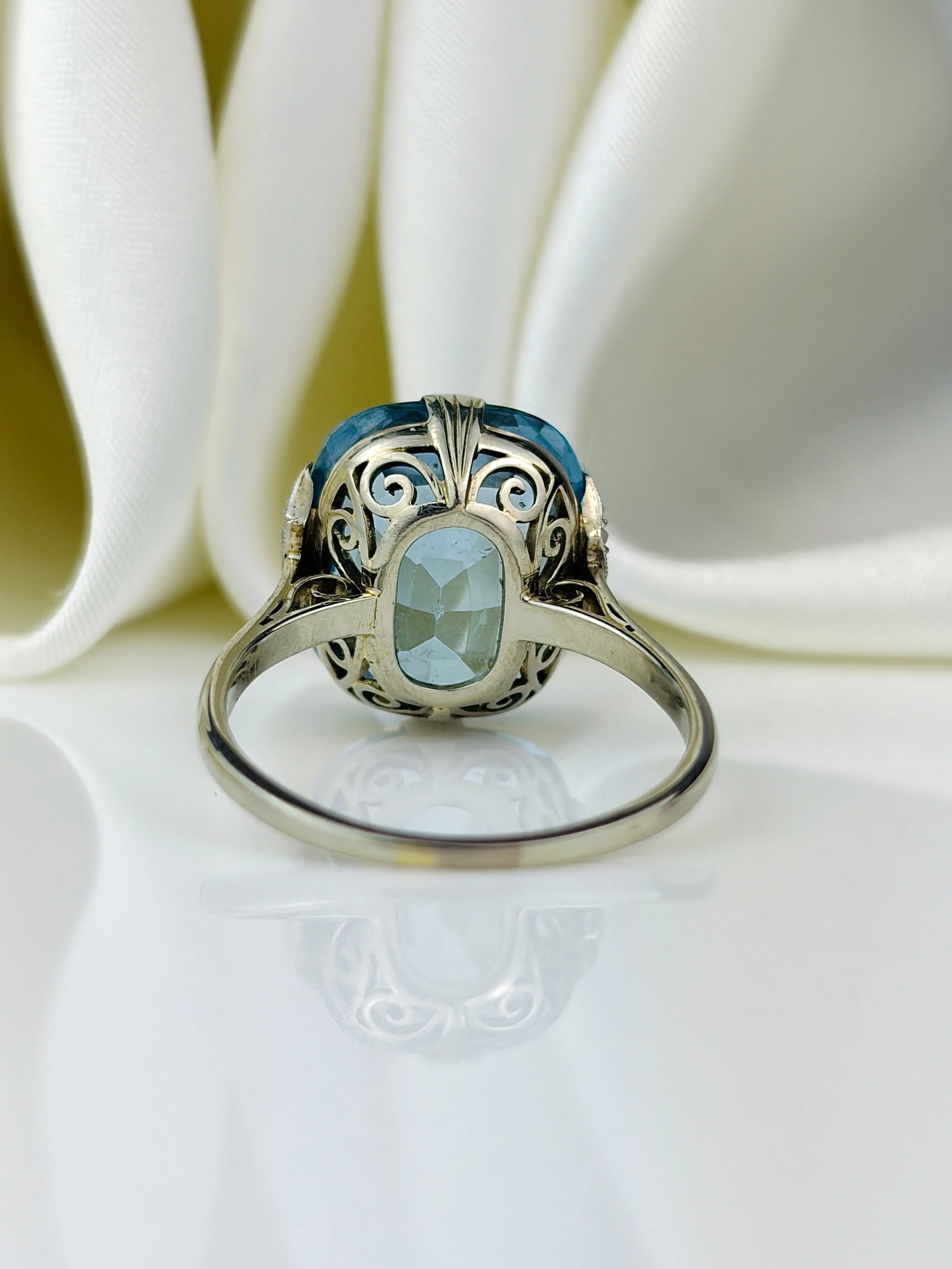 ART DECO ERA BLUE SPINEL AND DIAMOND COCKTAIL RING IN 18CT WHITE GOLD - 3