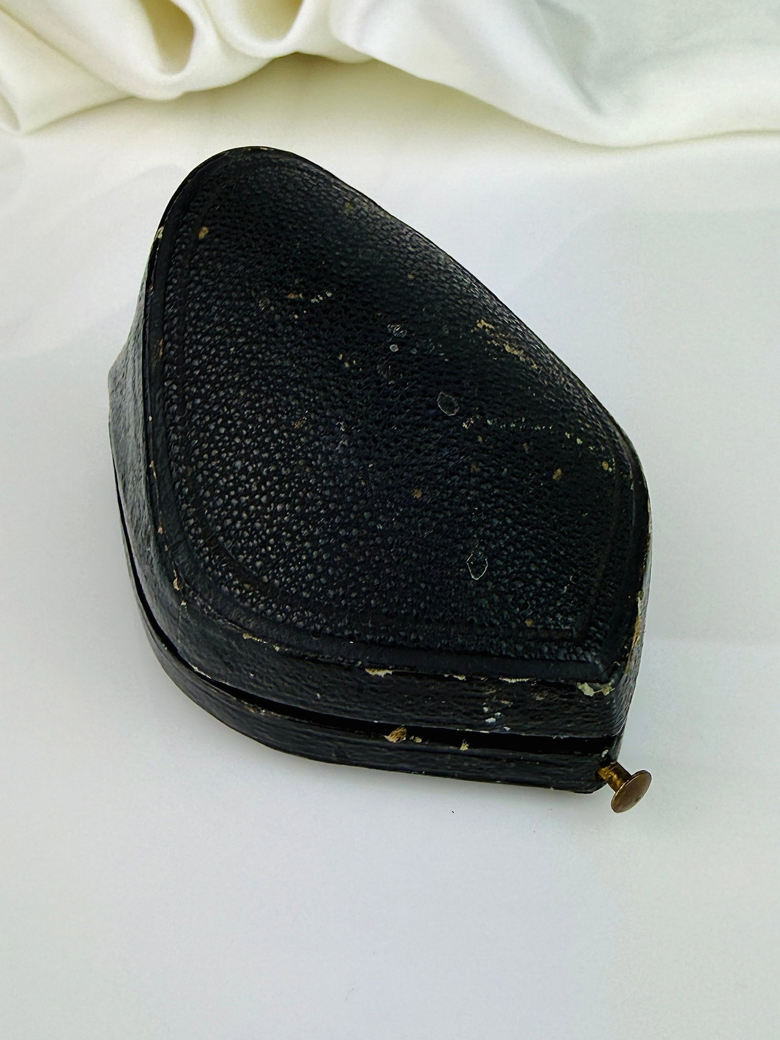 Victorian Boxed Cabochon Garnet and Rose Cut Diamond Locket Back Pendant in Gold - 4