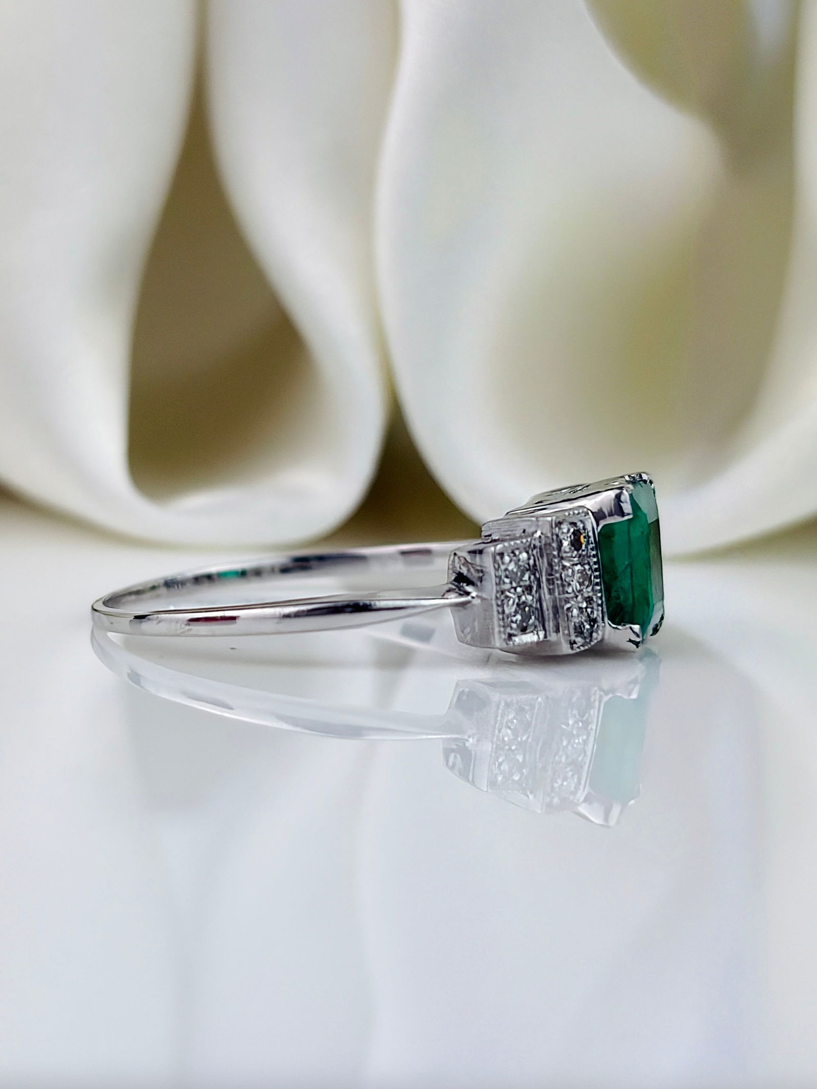 Vintage Platinum Emerald and Diamond Shoulder Ring - 2