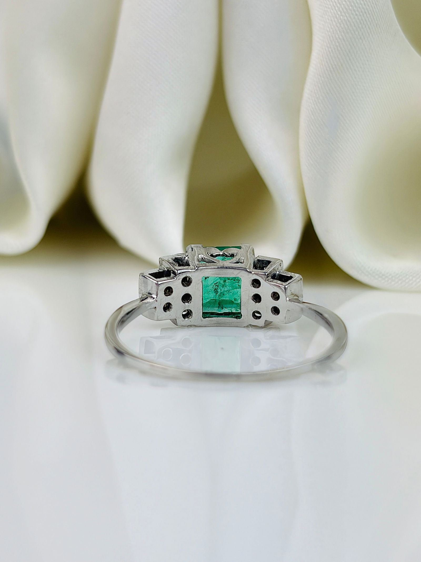 Vintage Platinum Emerald and Diamond Shoulder Ring - 3
