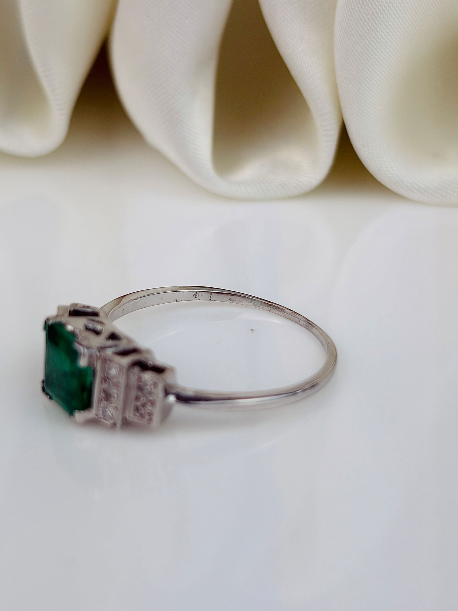Vintage Platinum Emerald and Diamond Shoulder Ring - 4