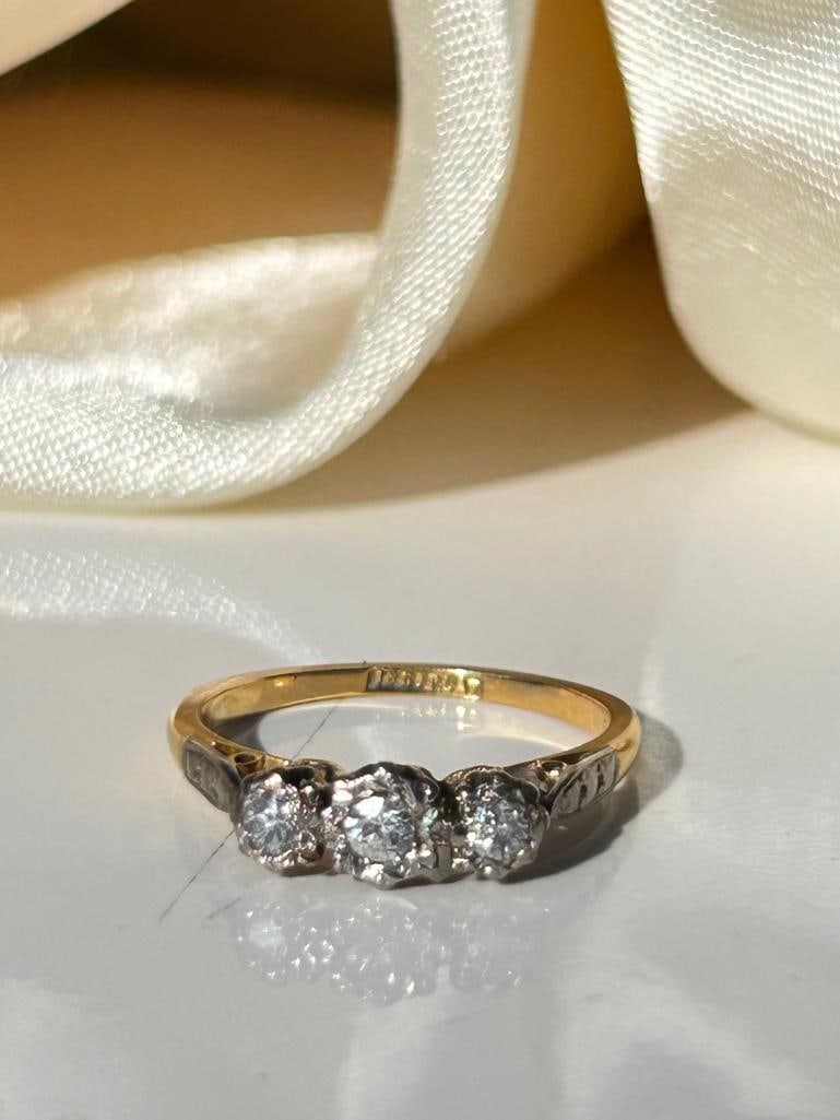 Sweet 18ct yellow gold and platinum diamond 3 stone ring - 2