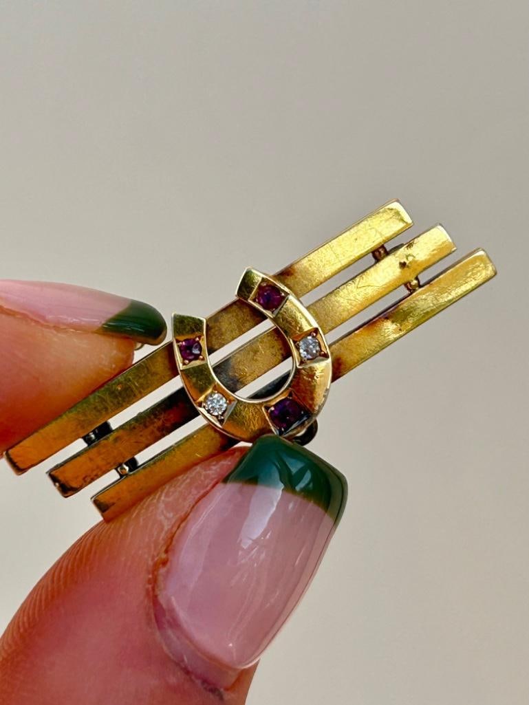 Antique 15ct Yellow Gold Ruby and Diamond Horse Shoe Brooch: Antique 15ct Yellow Gold Ruby and Diamond Horse Shoe Brooch sweetest ruby abd diamond horseshoe brooch Length 35mm width 12mm weight 2.29g stamped 15ct materials: 15ct yellow gold,