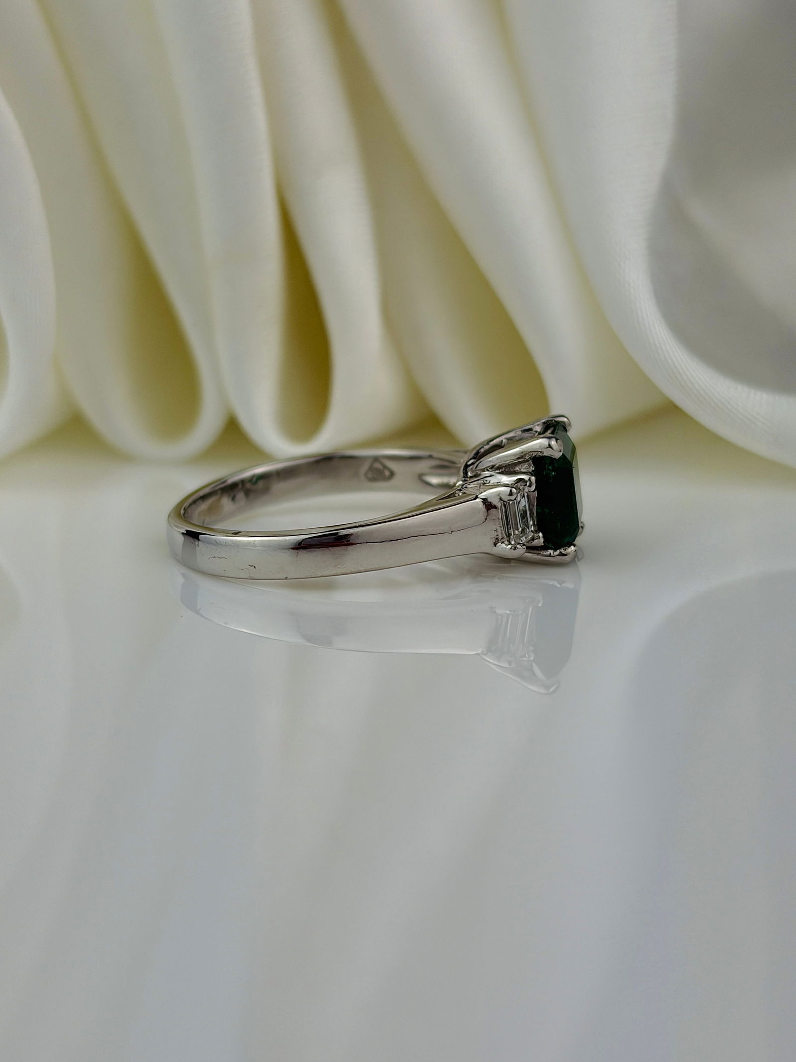 OUTSTANDING PLATINUM EMERALD AND DIAMOND RING - 2