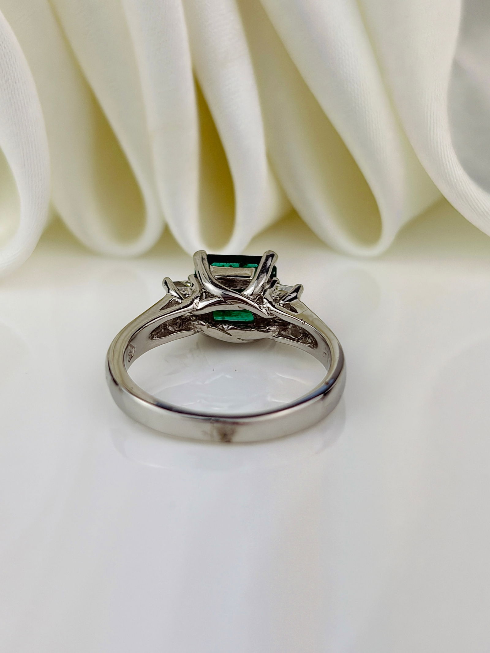 OUTSTANDING PLATINUM EMERALD AND DIAMOND RING - 3