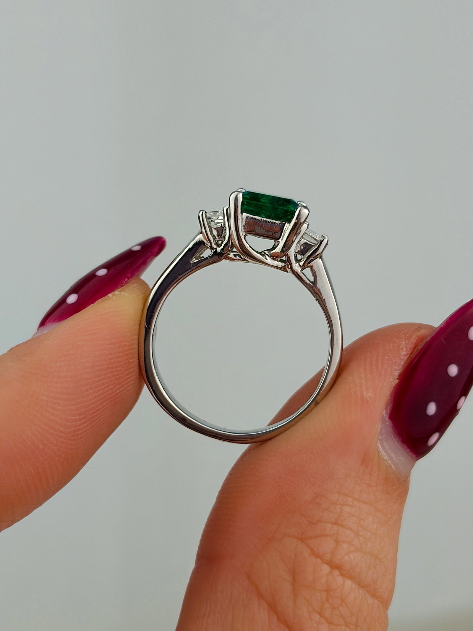 OUTSTANDING PLATINUM EMERALD AND DIAMOND RING - 6