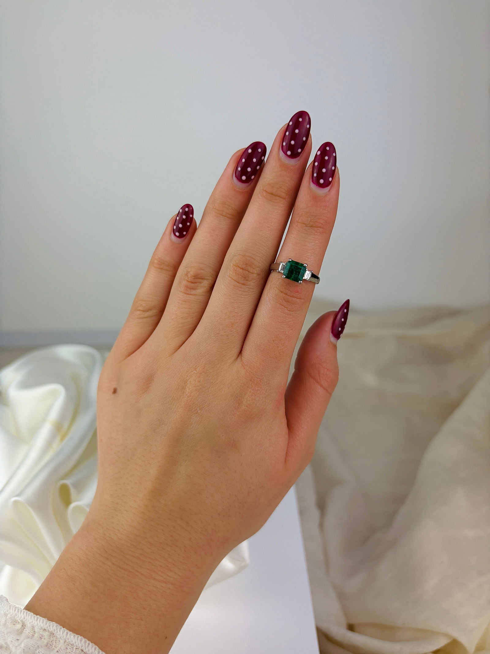 OUTSTANDING PLATINUM EMERALD AND DIAMOND RING - 7