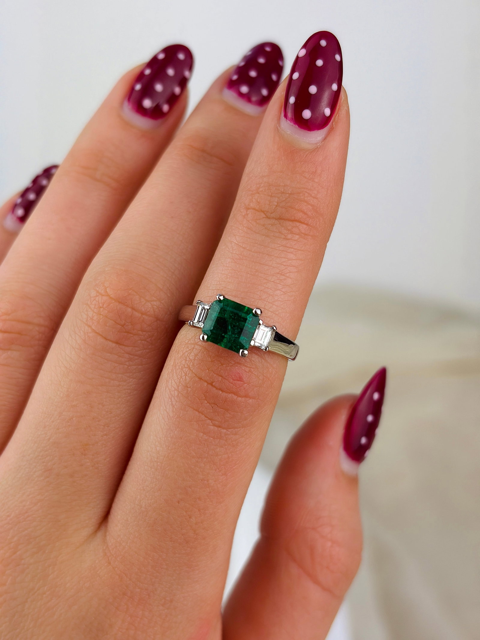 OUTSTANDING PLATINUM EMERALD AND DIAMOND RING - 8