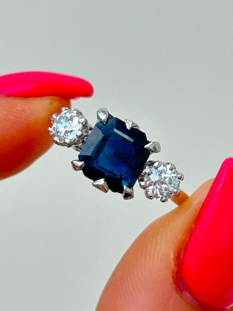 Outstanding 18ct Gold Sapphire and Diamond 3 Stone Ring - 2