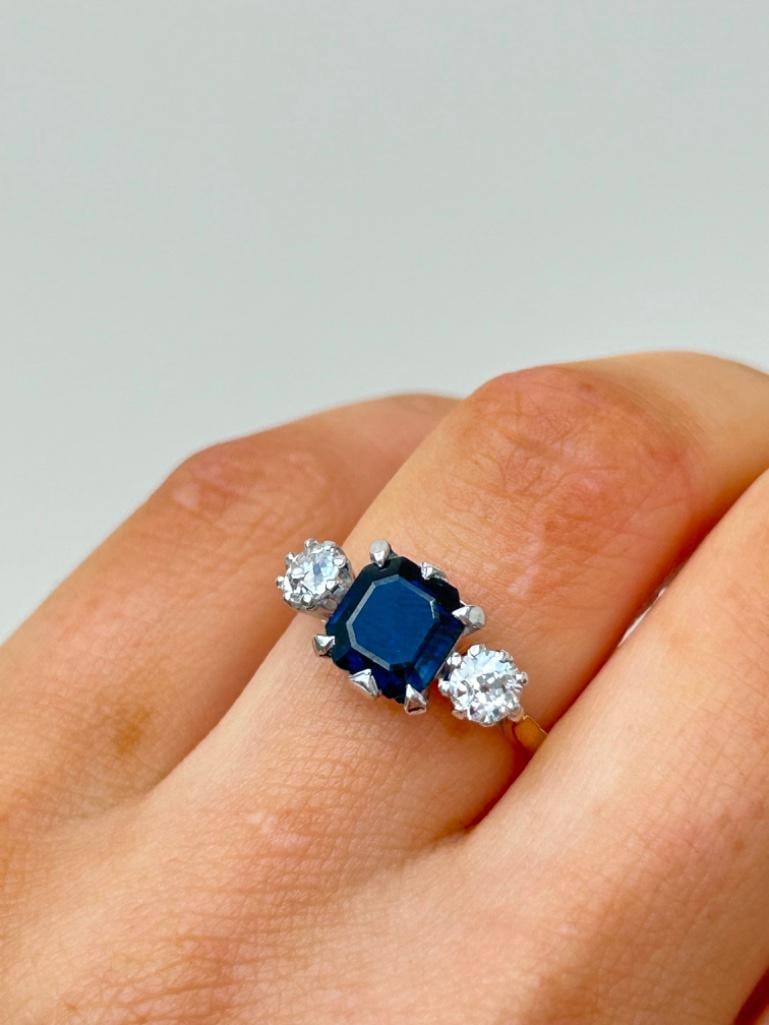 Outstanding 18ct Gold Sapphire and Diamond 3 Stone Ring - 3