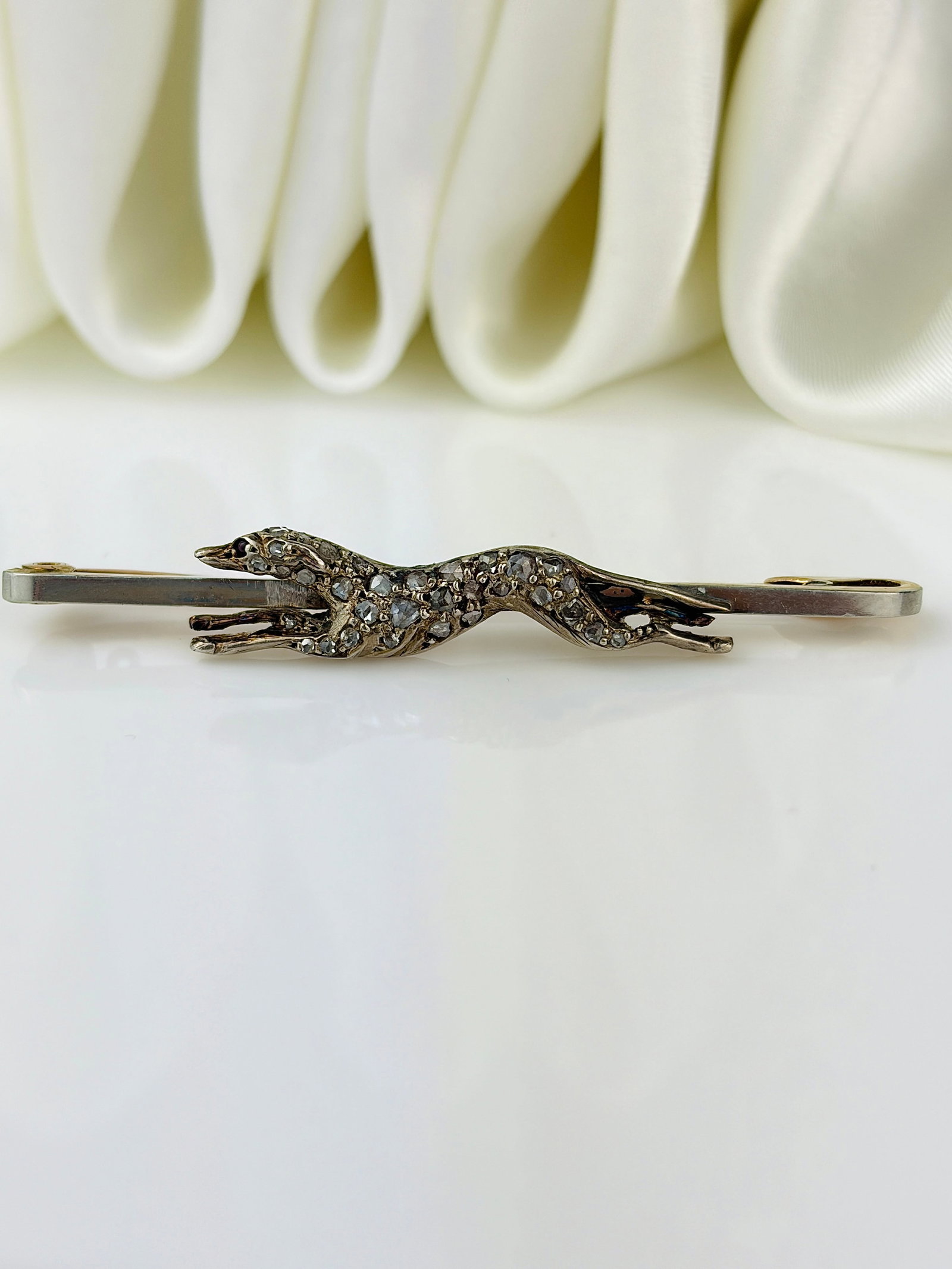 Antique 15ct Gold Diamond Greyhound Brooch in Antique Box - 6