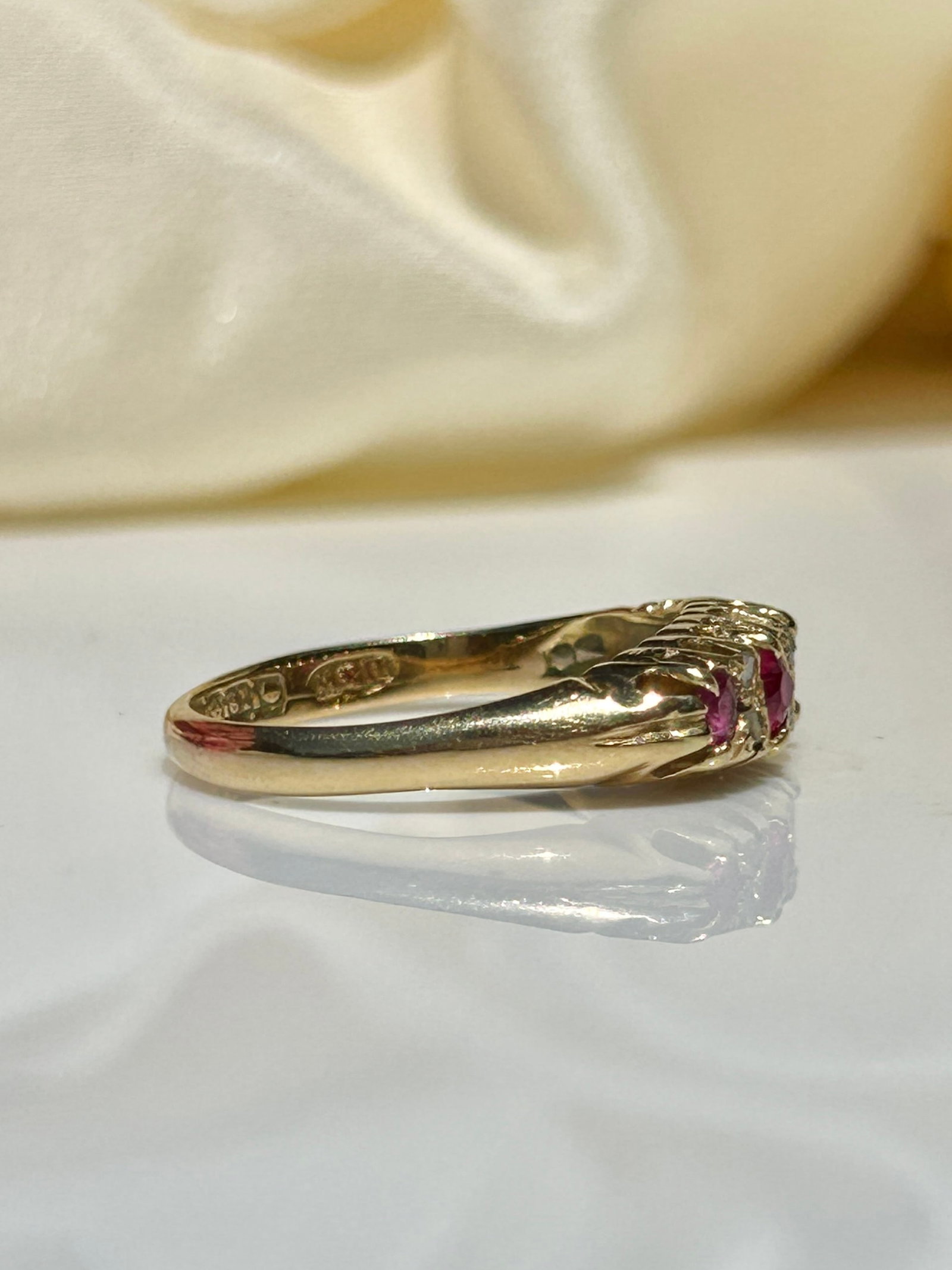 18ct Yellow Gold Ruby And Diamond 5 Stone Ring - 4