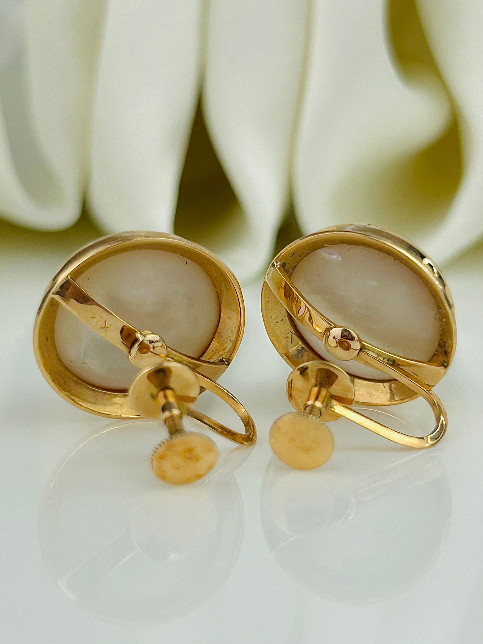 Large Vintage 14k Yellow Gold Pearl Screw Back Earrings - 3
