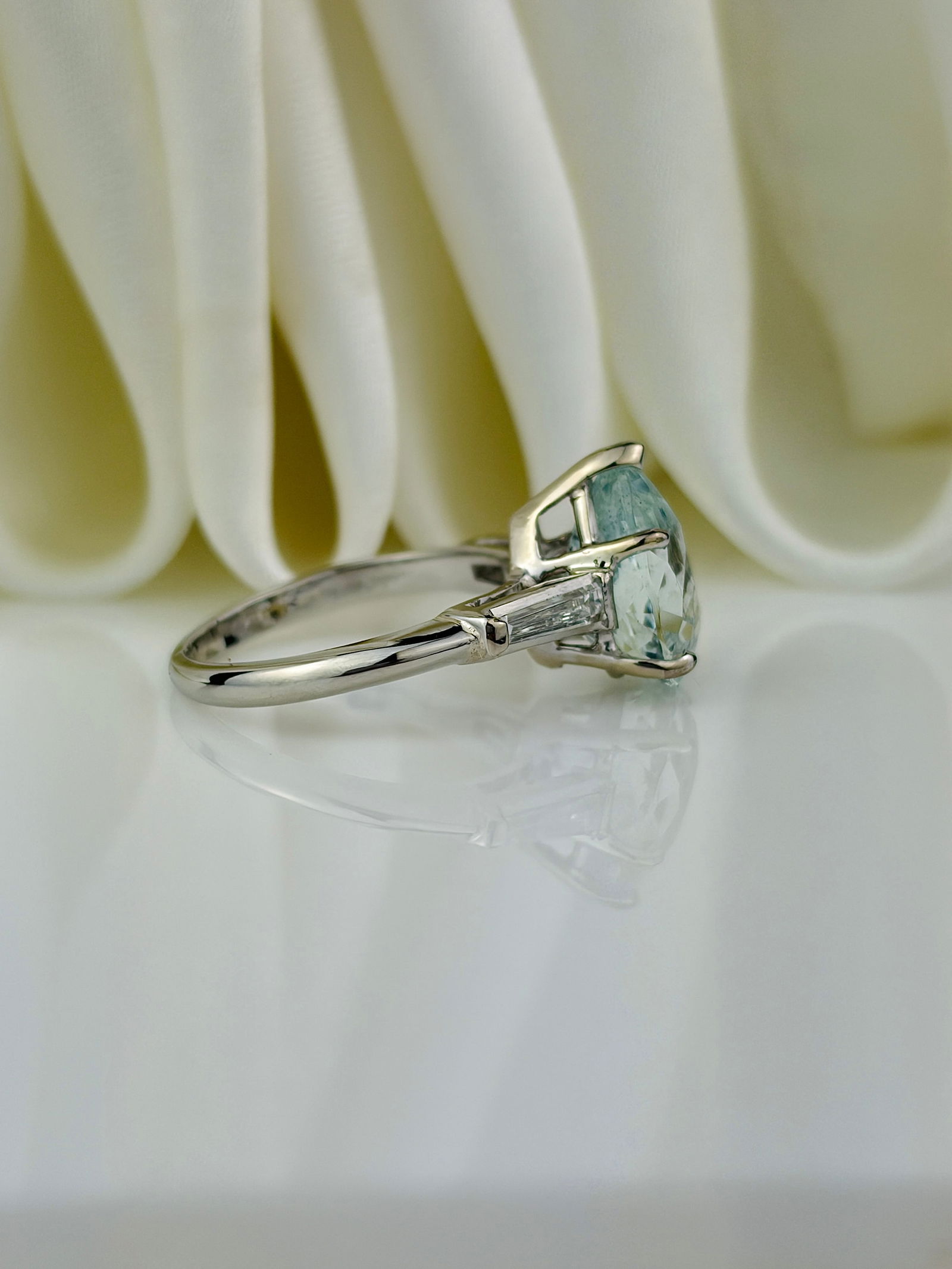 OUTSTANDING WHITE GOLD AQUAMARINE PEAR SHAPED RING WITH DIAMOND SHOULDERS - 2