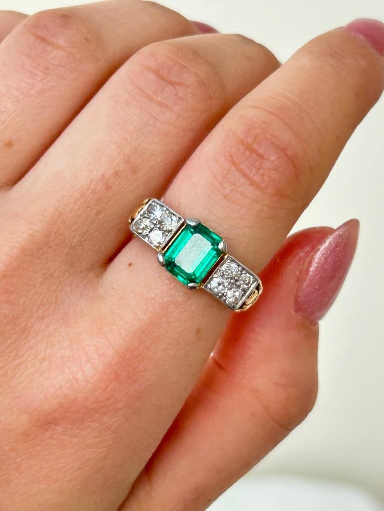 Chunky 15ct Gold Green Spinel and Diamond Ring - 2