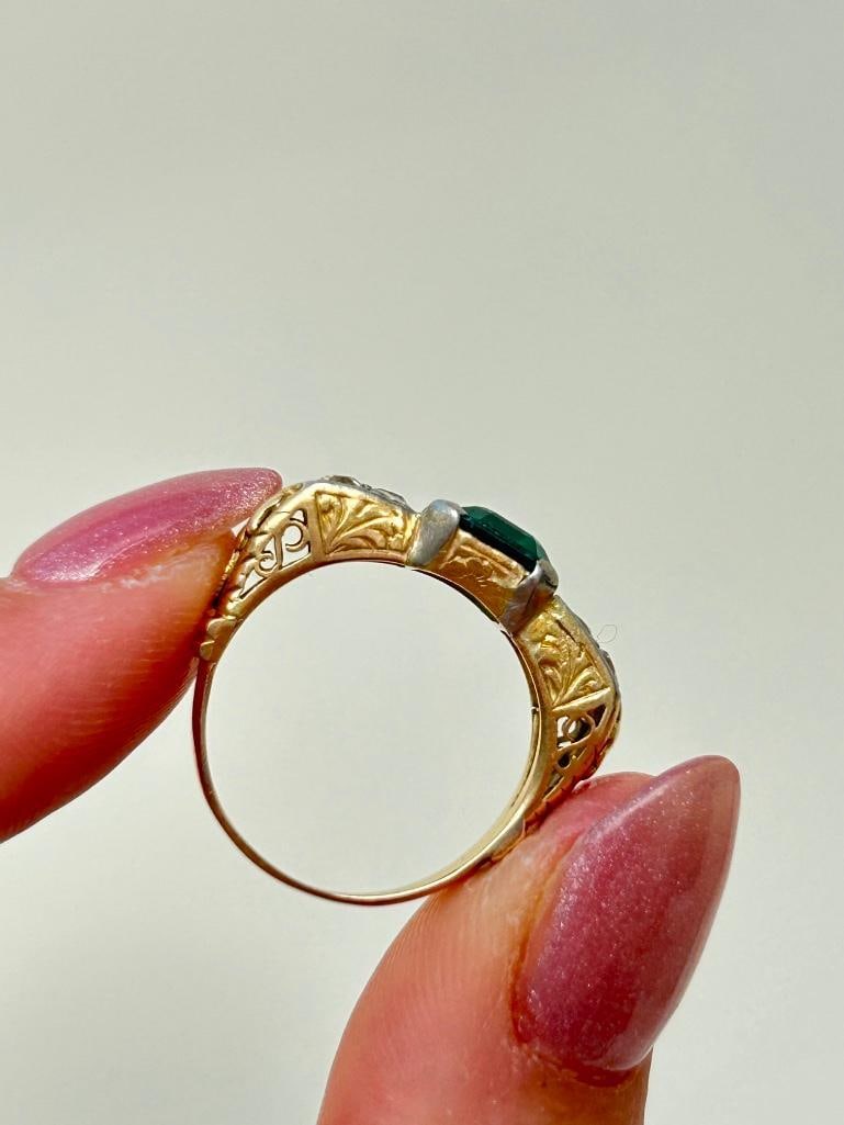 Chunky 15ct Gold Green Spinel and Diamond Ring - 7