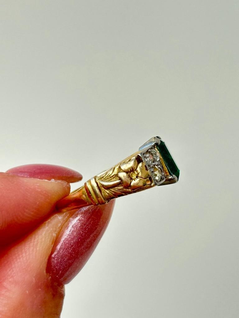 Chunky 15ct Gold Green Spinel and Diamond Ring - 8