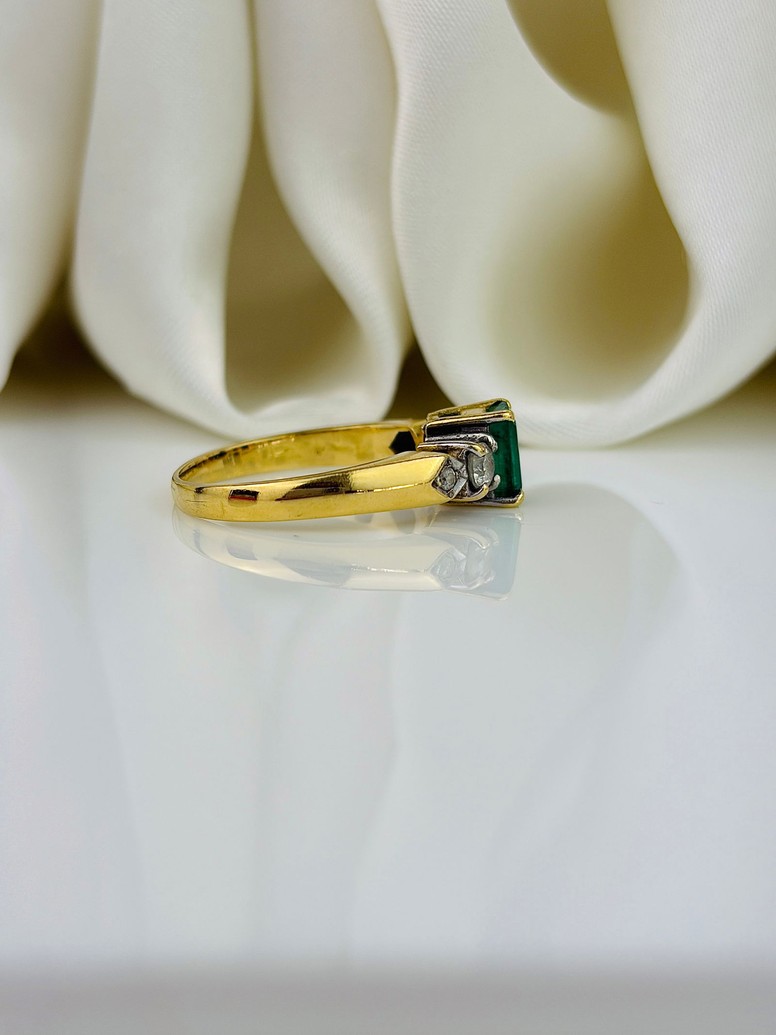 Vintage 18ct Yellow Gold Emerald and Diamond 5 Stone Ring - 2