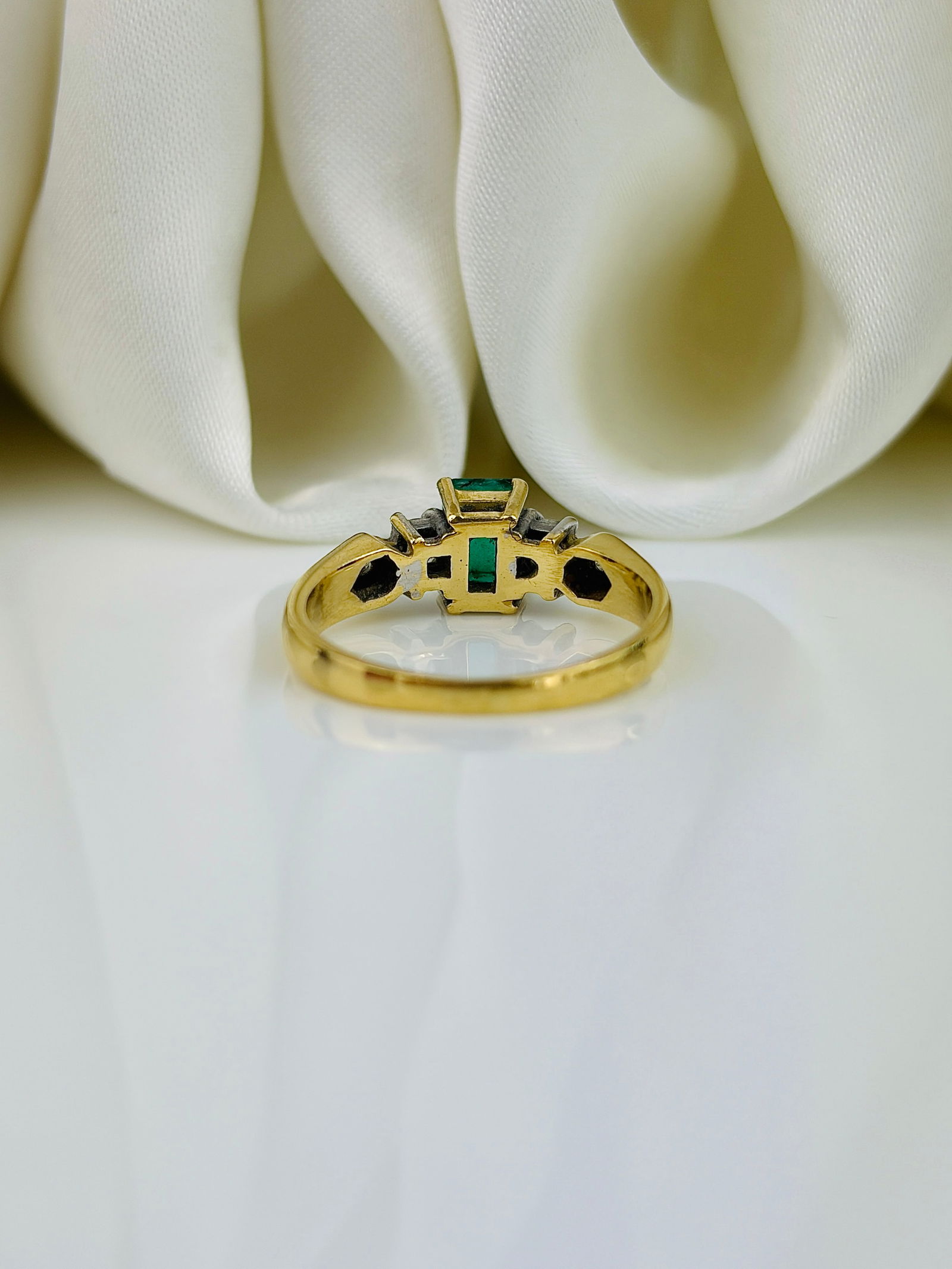 Vintage 18ct Yellow Gold Emerald and Diamond 5 Stone Ring - 3