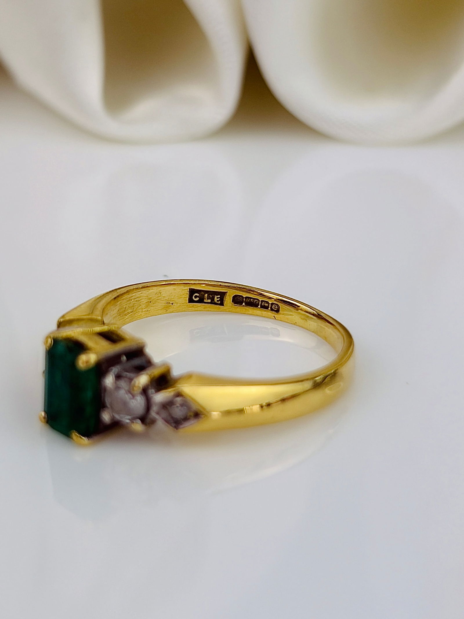 Vintage 18ct Yellow Gold Emerald and Diamond 5 Stone Ring - 4