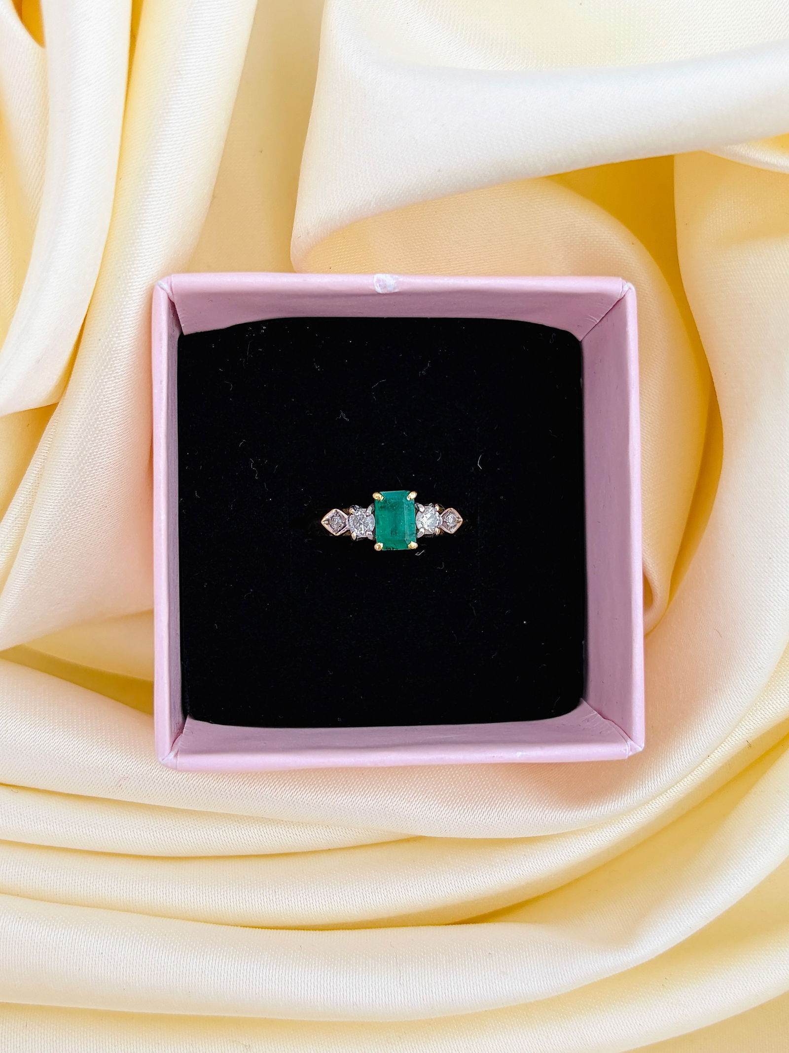 Vintage 18ct Yellow Gold Emerald and Diamond 5 Stone Ring - 7